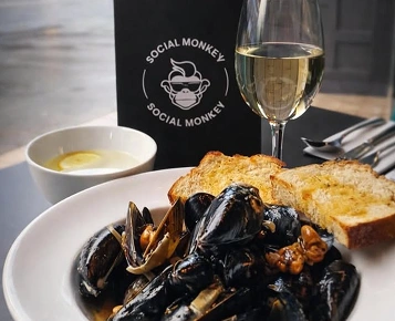 Mussels in white wine with bread